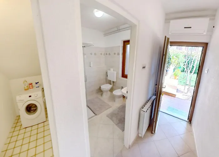 Quiet Garden In Умаг